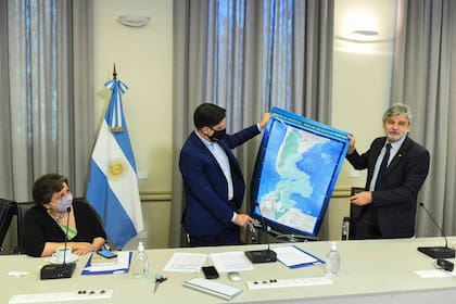 El ministro Trotta y Daniel Filmus anunciaron la impresión de 50.000 ejemplares del nuevo mapa bicontinental e insular de la Argentina