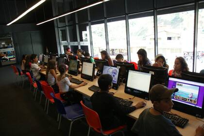 Educacin y computacin, las llaves de contencin y entretenimiento para los chicos de Medelln