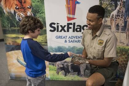 Educadores del parque brindan charlas con datos curiosos y explicaciones sobre programas de preservación