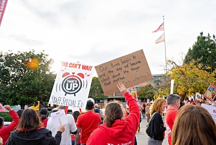 Educadores, familias y estudiantes se presentaron en la reunión de la Junta Escolar Unificada de San Diego