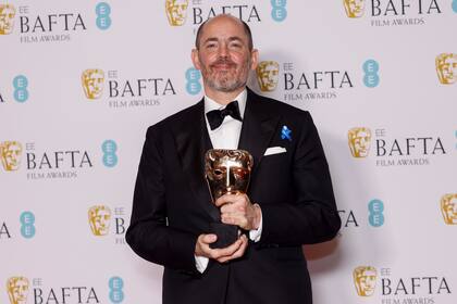 Edward Berger, el realizador de Sin novedad en el frente, posa con el Bafta a la mejor dirección que ganó el último domingo
