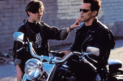 Edward Furlong y Arnold Schwarzenegger en Terminator 2, dirigida por James Cameron