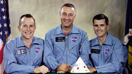 Edward H. White II, Virgil I. "Gus" Grissom y Roger B. Chaffee quienes murieron, en enero de 1967, durante una prueba de lanzamiento simulada de rutina a bordo del cohete lunar Apolo Saturno V, cuando un cortocircuito encendió el ambiente de oxígeno puro