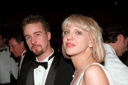 Edward Norton y Courtney Love en los Oscars de 1997