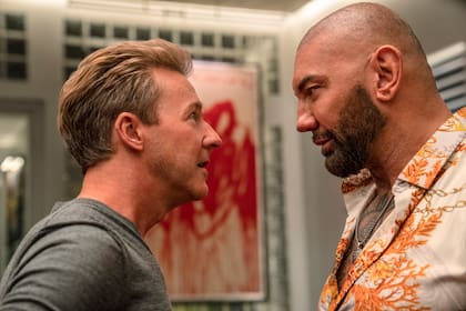 Edward Norton y Dave Bautista en la nueva película