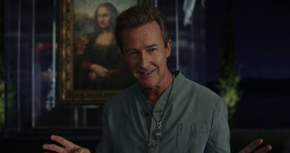 Edward Norton y la Mona Lisa detrás, en la película Glass Onion