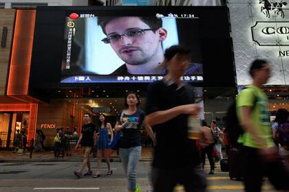 Edward Snowden en una pantalla gigante en las calles de Hong Kong, en su escala previa antes de llegar a Rusia