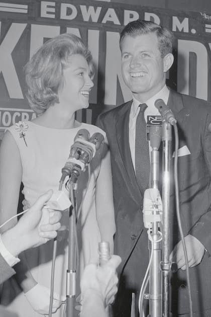 Edward "Ted" Kennedy junto a su esposa Joan