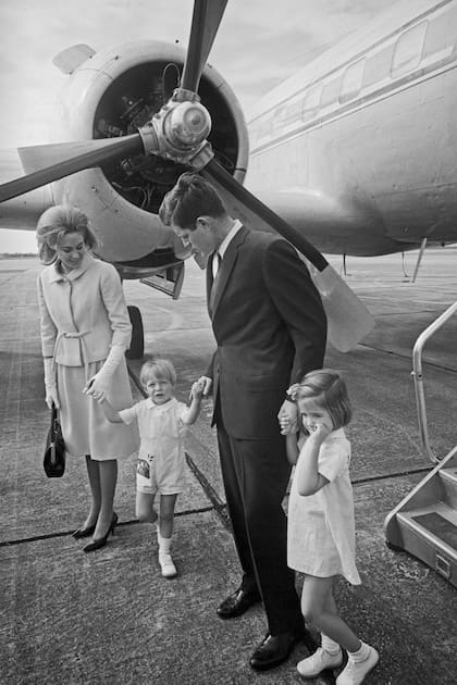 Edward y Joan Kennedy vuelan desde Boston a Miami, donde los esperan sus dos hijos, Kara y Ted Junior. La familia se prepara para unos días de descanso en su casa de Palm Beach, en diciembre de 1964