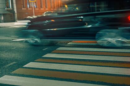 Edwards propone campañas de información pública, así como la implementación de tecnologías como el frenado autónomo de emergencia.