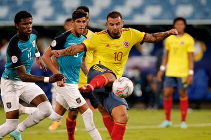 Edwin Cardona abre el marcador durante el partido de Copa América 2021 que disputan Colombia y Ecuador