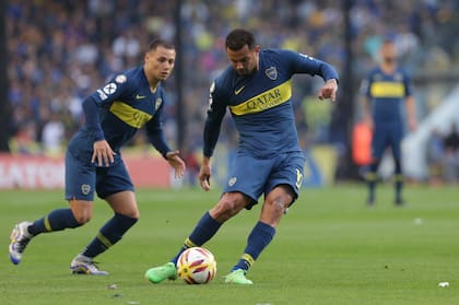 Edwin Cardona con la pelota: tuvo una gran actuación ante Tigre