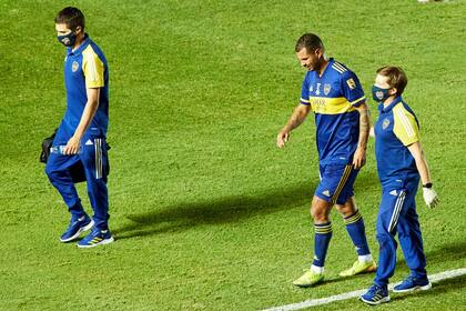 Edwin Cardona sale lesionado luego anotar un golazo durante el partido entre Boca y Banfield por la final de la Copa Diego Maradona.