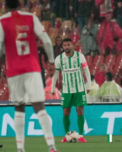 Edwin Cardona tuvo un destacado encuentro en el empate 2-2 ante Santa Fe.