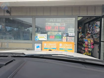 Edwin Castro, quien ganó el pozo más grande de la historia de Powerball, compró su ticket en Joe's Service Center en Altadena, California