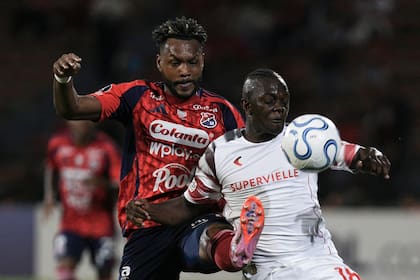 Edwin Cetré, por momentos, se la hizo pasar mal a su compatriota Leyser Chaverra y exigió al arquero Eder Chaux; el colombiano fue reemplazado por decisión del DT Alexander Medina justo antes de DIM consiguiera el empate.