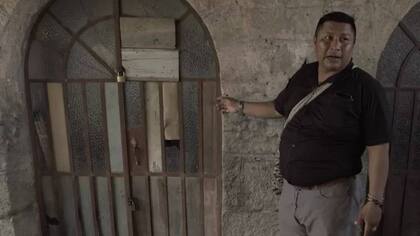 Edwin Teteye frente a los que fueron calabozoa en la Casa Arana