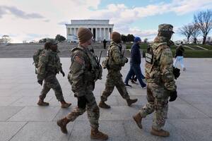 EE. UU. suspende decisiones de asilo tras ataque a miembros de la Guardia Nacional