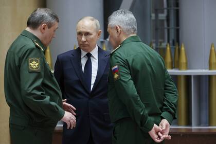 Eel presidente de Rusia, Vladimir Putin, habla con el jefe del Estado Mayor, el general Valery Gerasimov (Archivo)