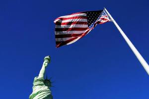 EEUU podría retirar sanciones al petróleo iraní ya embarcado: "Secretario del Tesoro"