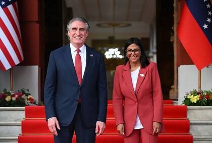 EE.UU. reanudó relaciones diplomáticas con Venezuela tras visitas como la del secretario de Interior, Doug Burgum, a la presidenta encargada Delcy Rodríguez