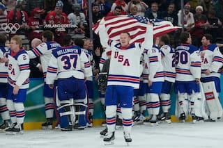 EEUU supera 2-1 a Canadá y gana su primer oro olímpico en el hockey masculino desde 1980