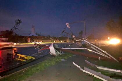 La fuerza del viento arrastró postes de luz y gran cantidad de árboles