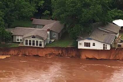 La fuerza de un río socavó la tierra durante la tormenta y las casas están a punto de derrumbarse