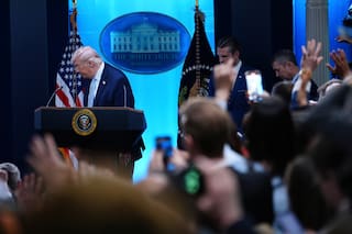 EEUU usó diez aviones en rescate de tripulación de aeronave derribada en Irán, dice Trump