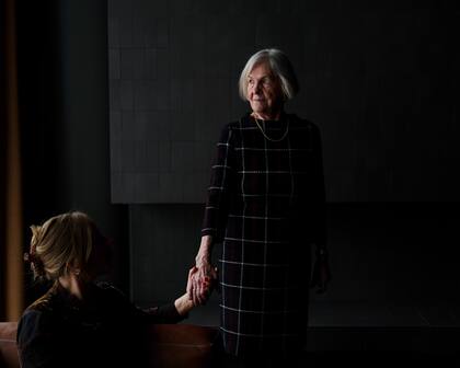 Eeva Valtonen con su nieta, Ruut Eerikainen, en Helsinki, Finlandia, el 19 de febrero de 2023.