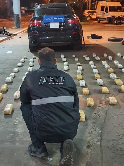 Efectivos antidrogas de la Aduana contabilizan los panes de marihuana extraídos del BMW X6 en Puerto Iguazú