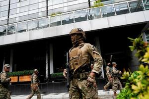 Efectivos armados custodian el hotel en Ciudad de Panamá donde fueron alojados grupos de migrantes deportados por EE.UU.