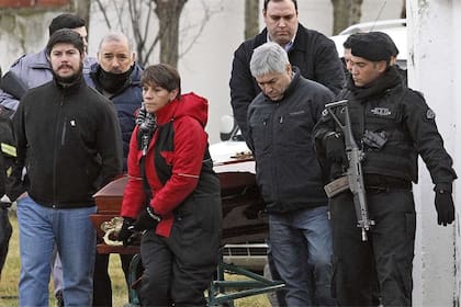 Efectivos armados no se despegaron de Lzaro Bez durante su trayecto en el cementerio