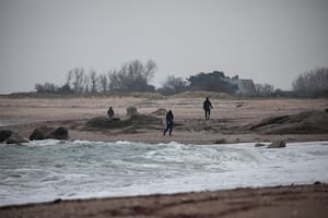 Qué hay detrás del hallazgo en playas de Francia de toneladas de cocaína proveniente de América del Sur