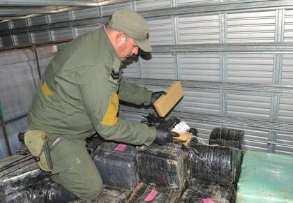 Efectivos de Gendarmería Nacional, con la ayuda de Tango, descubrieron un camión con casi una tonelada y media de marihuana en Formosa