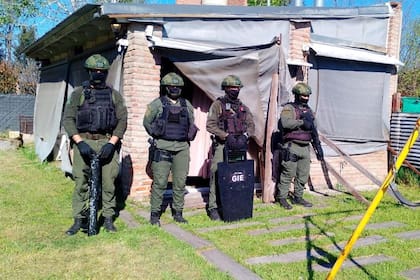 Efectivos de Gendarmería Nacional en uno de los domicilios allanados
