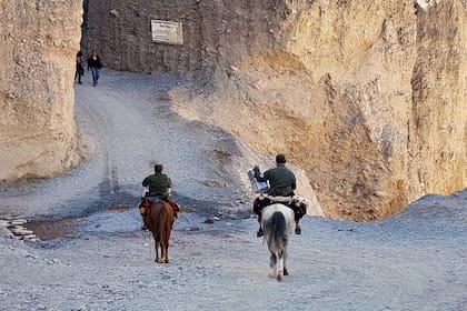 Efectivos de Gendarmería se desplazan a caballo a cubrir el distrito electoral Iruya