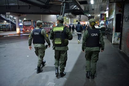 Efectivos de la Gendarmería Nacional controlan paradas y recorridos de distintas lineas de colectivos que transitan el conurbano