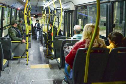 Efectivos de la Gendarmería Nacional controlan paradas y recorridos de distintas lineas de colectivos que transitan el conurbano