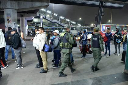 Efectivos de la Gendarmería Nacional controlan paradas y recorridos de distintas lineas de colectivos que transitan el conurbano