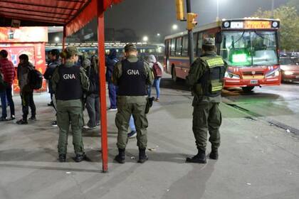 Efectivos de la Gendarmería Nacional controlan paradas y recorridos de distintas lineas de colectivos que transitan el conurbano