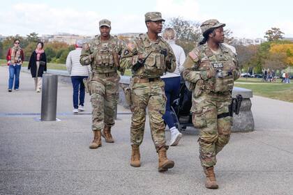 Efectivos de la Guardia Nacional recorren el National Mall de Washington D.C