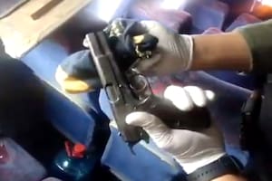Hallaron armas de fuego dentro del micro en el que viajaba Di Zeo y otros barras de Boca rumbo a Córdoba