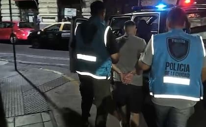 Efectivos de la Policía de la Ciudad detienen al principal sospechoso en la zona de Montevideo y Juan D. Perón, en el barrio de San Nicolás
