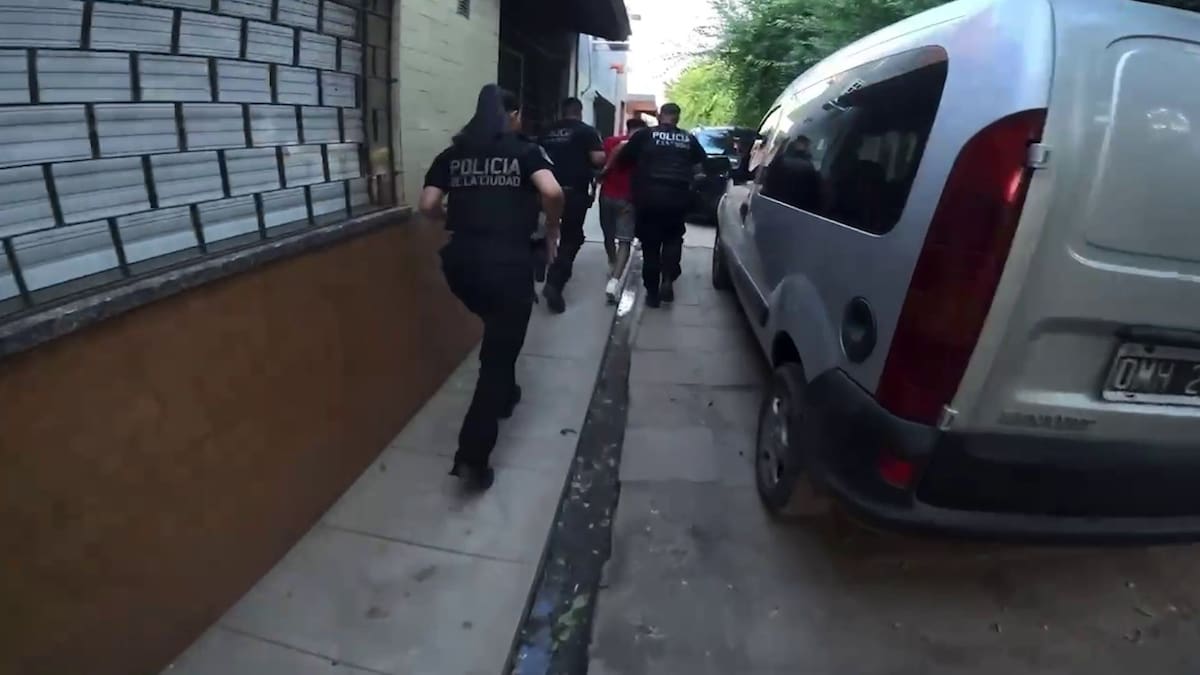 A fuga imprudente do General Paz e Richery. dois são presos após uma perseguição selvagem em um carro roubado