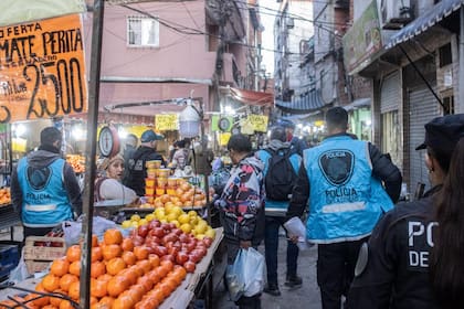 Efectivos de la Policía de la Ciudad en un operativo de saturación en la 1.11.14