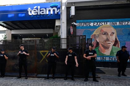 Efectivos de la policía, delante del vallado dispuesto en el frente de la agencia Télam, después de que sus trabajadores fueron "dispensados"