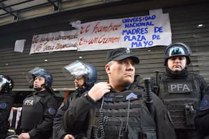 Efectivos de la Policía Federal Argentina (PFA) en el ingreso a la Universidad Nacional Madres de Plaza de Mayo