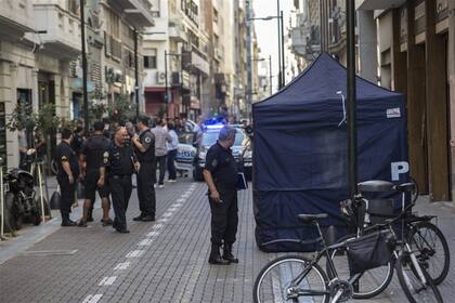 Efectivos de la Policía Federal de la ciudad trabajaron toda la mañana en la escena del crimen