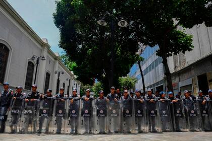 Efectivos de la Policía Nacional Bolivariana durante un bloqueo al Parlamento en Caracas